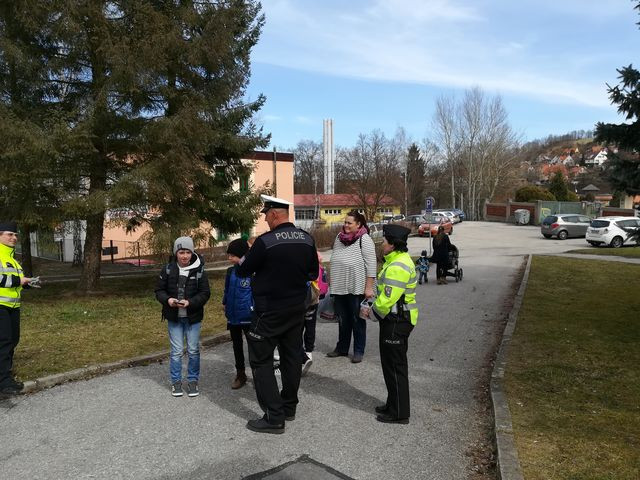 Českokrumlovští policisté dohlížejí na přechody pro chodce.