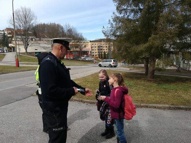 Českokrumlovští policisté dohlížejí na přechody pro chodce.