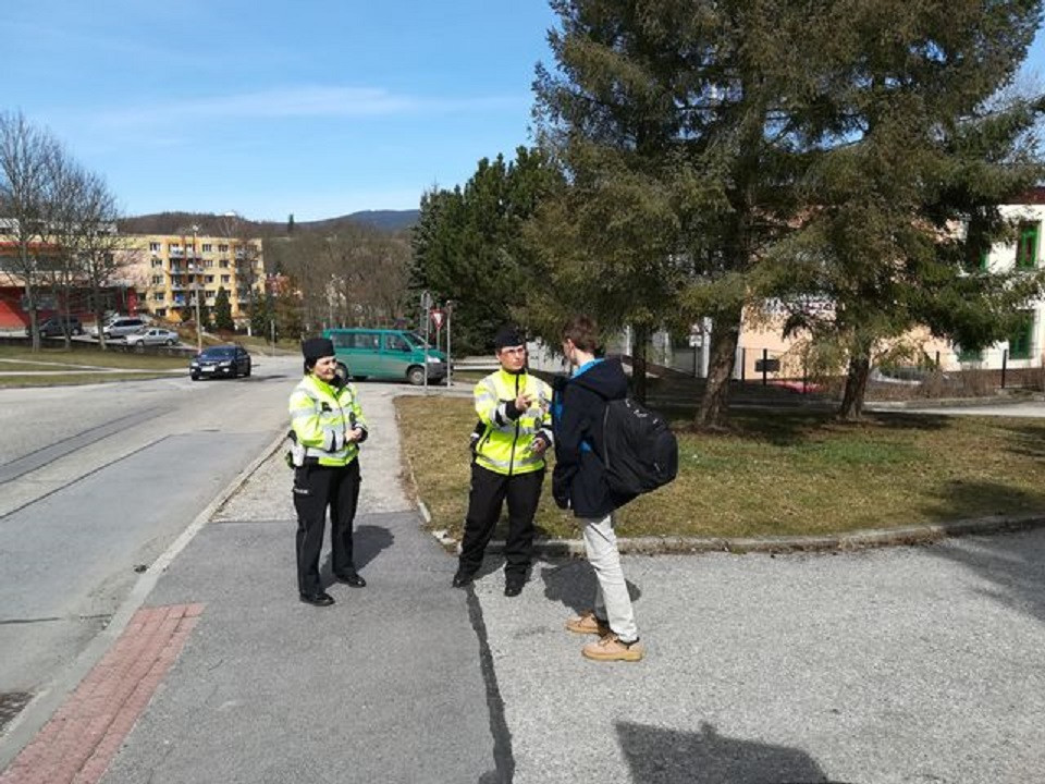 Českokrumlovští policisté dohlížejí na přechody pro chodce.