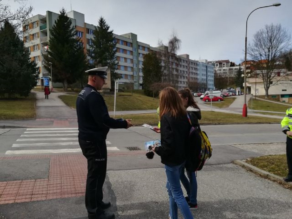 Českokrumlovští policisté dohlížejí na přechody pro chodce.