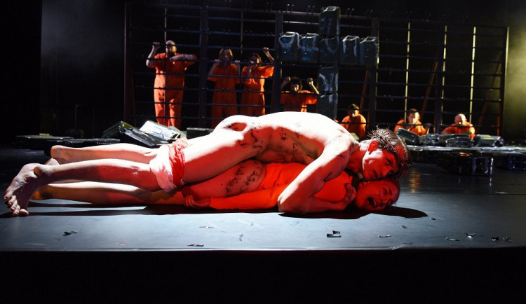 Momentka z divadelní hry Naše násilí a vaše násilí