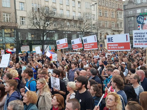 Proti premiéru Babišovi demonstrovali lidé v řadě měst Česka