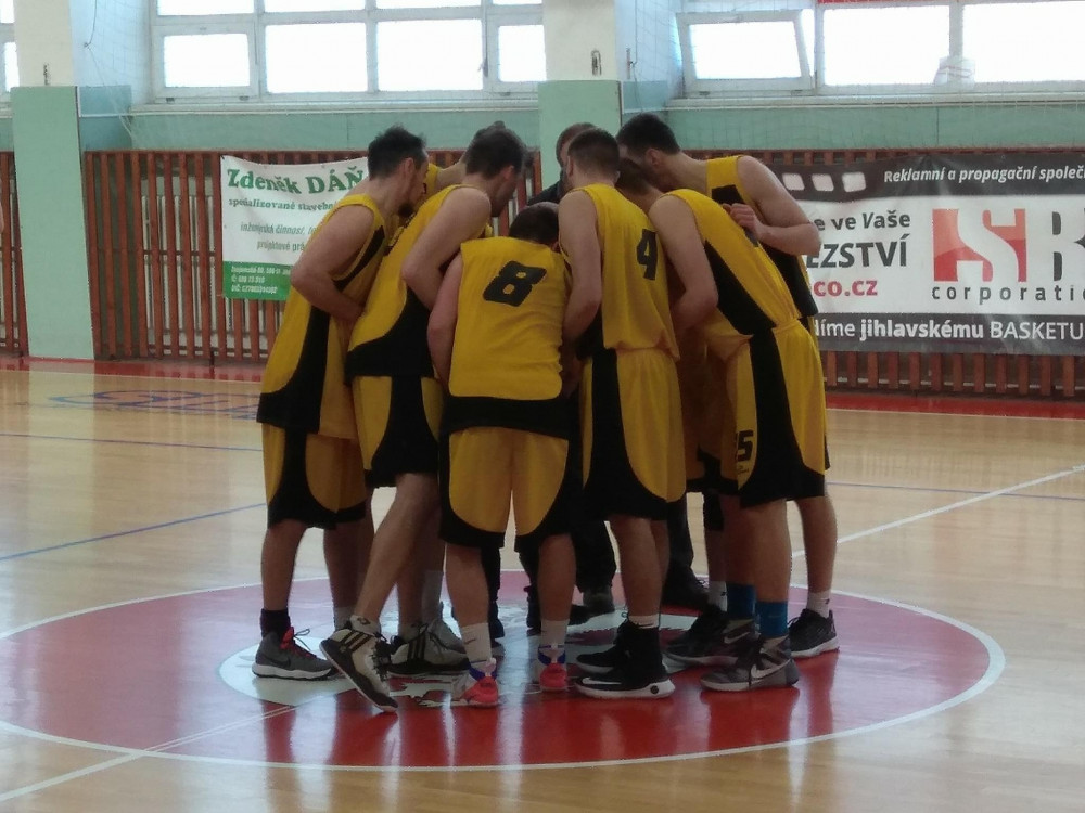 Prvoligoví basketbalisté po skvělém výkonu porazili Olomouc a srovnali stav série na 1:1