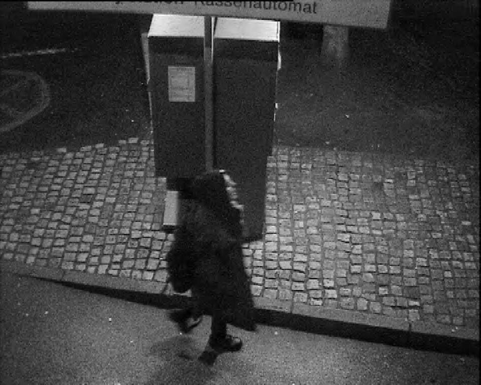 Kriminalisté vyšetřují několik loupežných přepadení. Pomoci by mohla žena z videa.