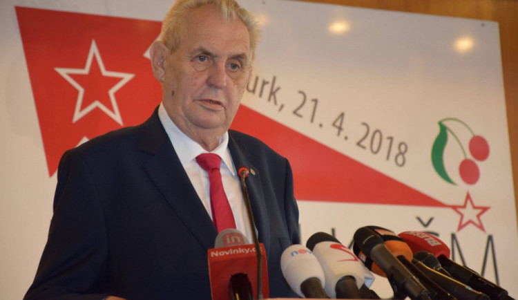 Zeman označil na sjezdu KSČM Vítězný únor za prohraný únor.