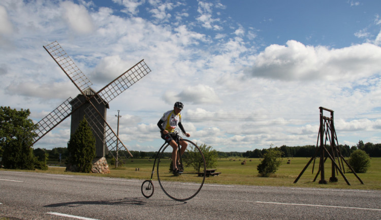 Hradecký rodák Ivan Burkert projel na "kostitřasu" celou Evropu.