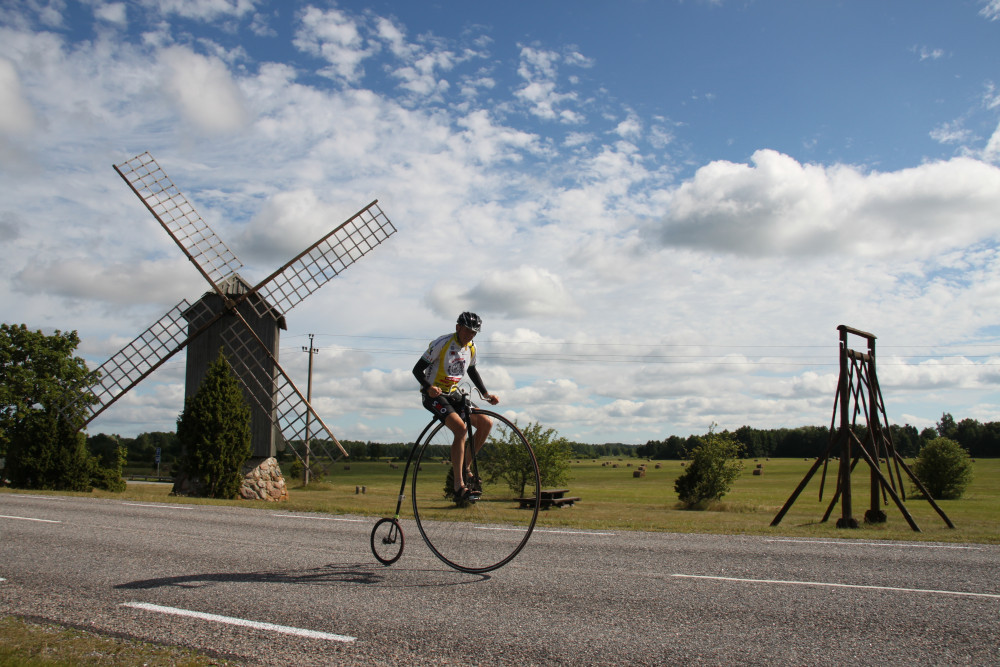 Hradecký rodák Ivan Burkert projel na "kostitřasu" celou Evropu.