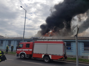 VIDEO: V Hostivaři hoří hala, kouř je vidět na kilometry daleko