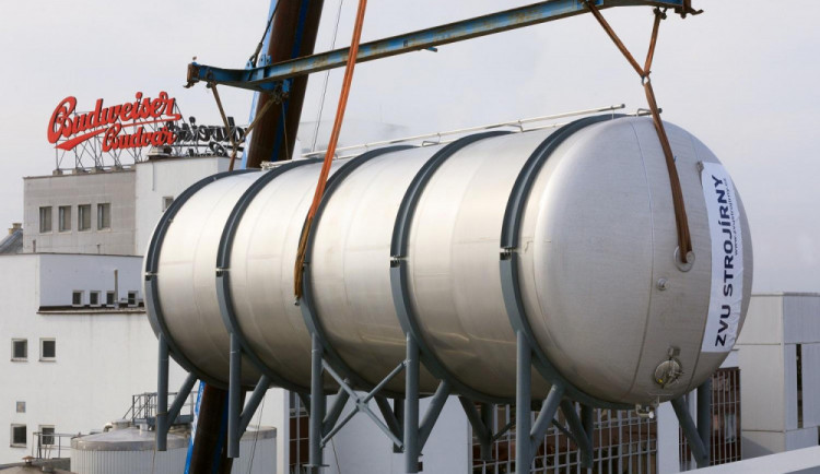 Budvar instaluje první nerezové ležácké tanky. Kapacita dozrávání se tak zvětší o dvacet procent.