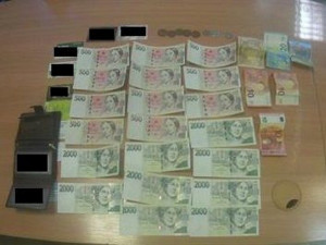 Čtrnáctiletý chlapec našel peněženku s pětadvaceti tisíci korun, vše poctivě vrátil