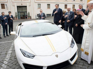 Papežovo Lamborghini se vydražilo v přepočtu za 18 milionů korun
