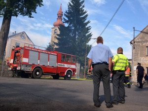 FOTO, VIDEO: V Jindřichovicích hoří zemědělský areál se štěpkou