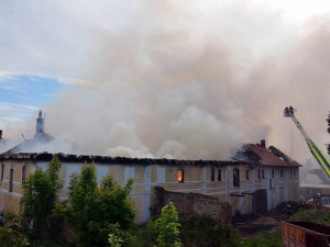 V Jindřichovicích hoří zemědělský areál se štěpkou.