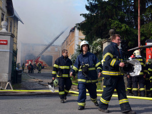 V Jindřichovicích hoří zemědělský areál se štěpkou.