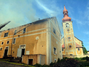 V Jindřichovicích hoří zemědělský areál se štěpkou.