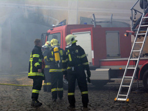 V Jindřichovicích hoří zemědělský areál se štěpkou.