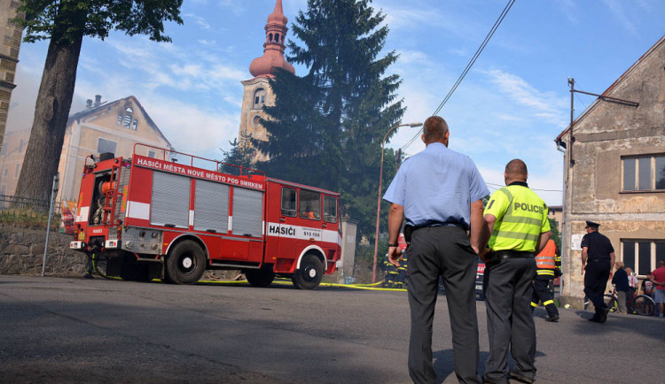 V Jindřichovicích hoří zemědělský areál se štěpkou.