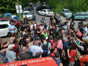 Senátoři dostali petici na obranu médií veřejné služby