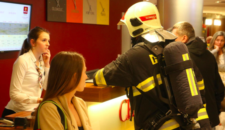 V olomouckém Clarionu hořel v noci pokoj, evakuováno muselo být 150 lidí.