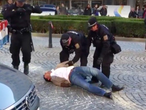 VIDEO: Rok staré video ze zásahu pražských strážníků rozdělilo veřejnost na dva tábory