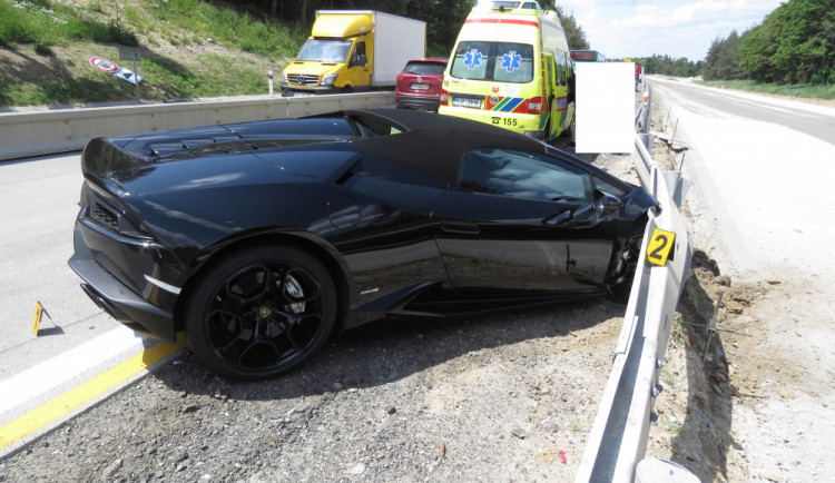 Cizinec v Lamborghini nezvládl na dálnici předjíždění a narazil do svodidel