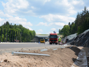 Konec objížděk do Jablonce. Nová silnice výrazně zkrátí cestu.