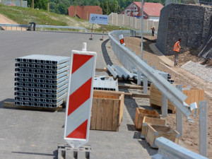 Konec objížděk do Jablonce. Nová silnice výrazně zkrátí cestu.