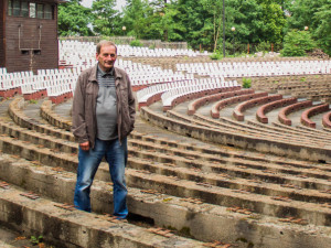 (NE)OBYČEJNÍ: Tuto práci můžou dělat jenom magoři se vztahem k filmu, říká promítač z letňáku