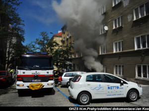 FOTO: Při nočním požáru domu v Praze se zranili dva lidé a zahynul pes