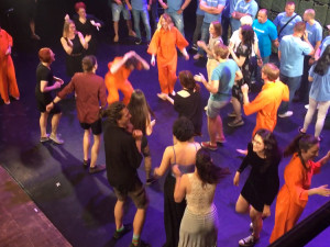 VIDEO: Příslušníci hnutí Slušní lidé zablokovali divadelní představení. Diváci začali spontánně tančit na pódiu