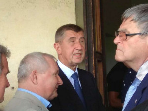FOTO, VIDEO: Premiér v demisi Babiš strávil den na Vysočině. Nechyběly protestní transparenty