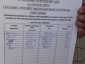 VIDEO: Hrají si na neslyšící a mámí z lidí peníze. Pozor, jsou to podvodníci