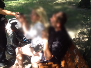 VIDEO: Opilí rodiče hlídali v parku své roční batole. Oba nadýchali tři promile