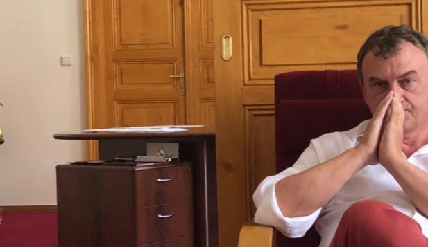 Antonín Koláček ve své pracovně v domě osobního rozvoje MAITREA.