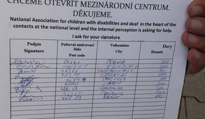 Hrají si na neslyšící a mámí z lidí peníze. Pozor, jsou to podvodníci.