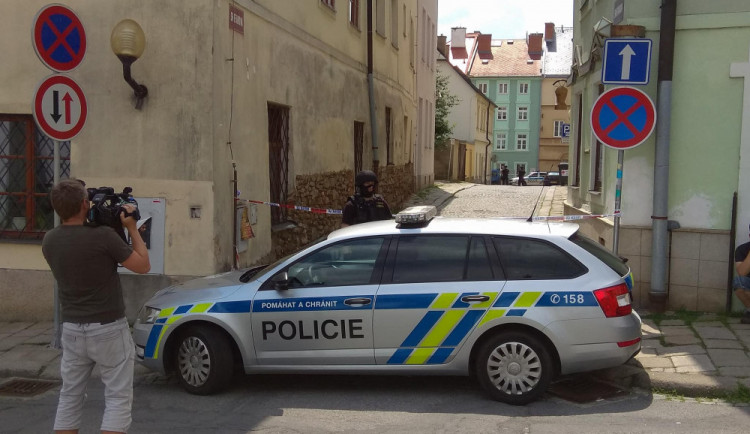 Jihlavskou Smetanovu ulici od dnešního dopoledne hlídají těžkooděnci.