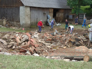 FOTO: Jestřebí se vzpamatovává z pátečních přívalových dešťů, horečně se odklízí následky