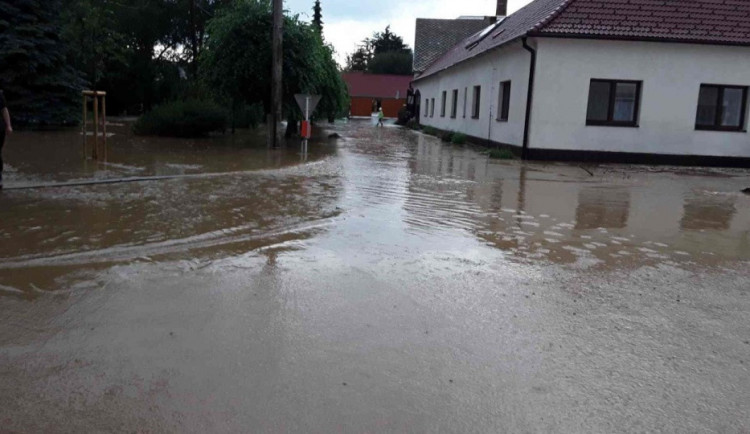 Páteční přívalové deště zasáhly nejvíce Brtnici, tamní občané byli evakuováni.