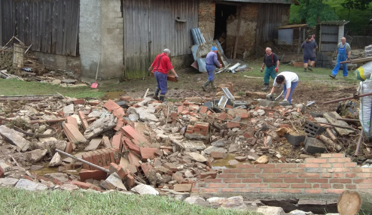 Jestřebí se vzpamatovává z pátečních přívalových dešťů, horečně se odklízí následky.