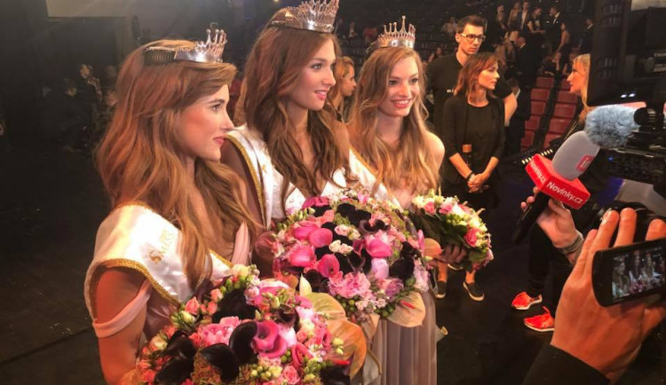 Finálový večer soutěže krásy Česká Miss, 2. června 2018 v Ostravě. Vítězkou letošního ročníku se stala dvacetiletá Lea Šteflíčková z Ústí nad Labem. Vlevo je druhá třiadvacetiletá Jana Šišková ze Zubří, vpravo stejně stará Tereza Křivánková z Prahy, která