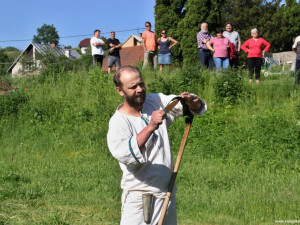 Ve Vsetíně se soutěžilo v sekání trávy kosou. Člověk nesmí moc divočit a musí mít švih, říká účastník