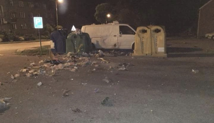 Švýcar odpálil ve Světlíku kontejner. Policie ho zadržela.