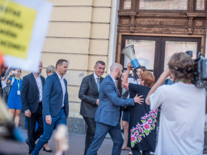 VIDEO: Premiér s ministry v demisi strávil den na jihu Čech. V Budějcích ho čekali demonstranti