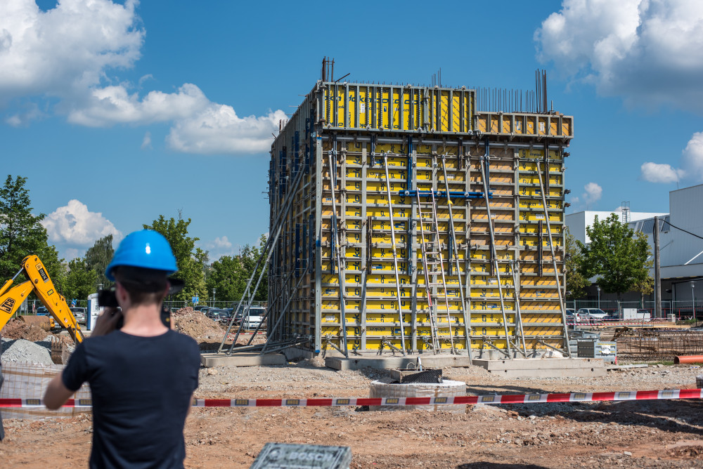 Budějcký závod společnosti Robert Bosch začal stavět nové vývojové centrum.