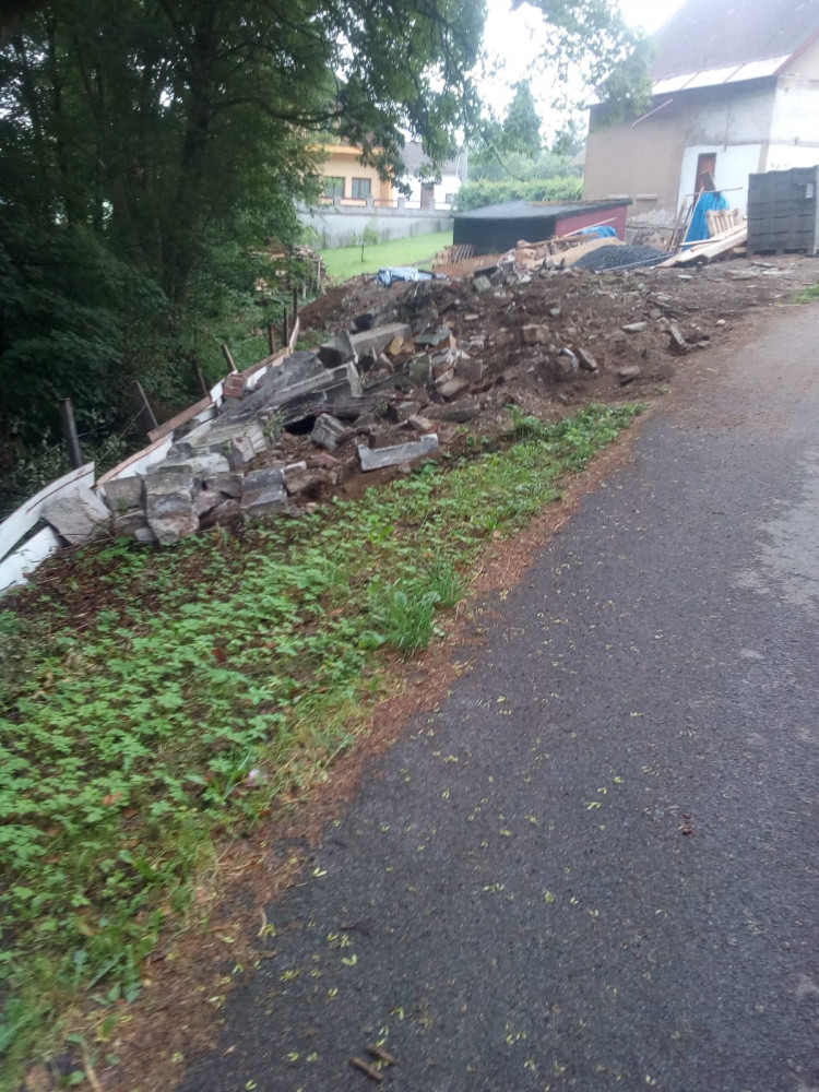 Náhrobky skončily v zavážce.