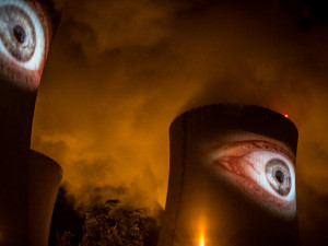 Velký noční hlídač otevřel na věžích v Temelíně obří oči. Byla to fantastická podívaná.