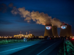 Velký noční hlídač otevřel na věžích v Temelíně obří oči. Byla to fantastická podívaná.