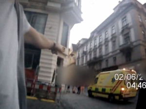 VIDEO: Brutální napadení v centru Brna. Útočníci kopali do kluka na zemi, zmlátili i ženu