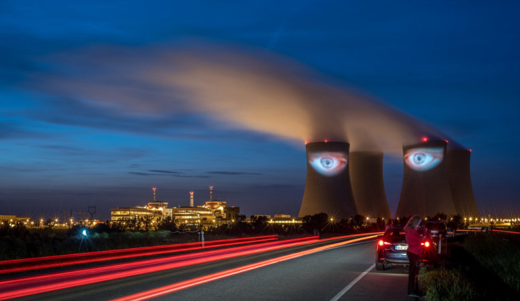 Velký noční hlídač otevřel na věžích v Temelíně obří oči. Byla to fantastická podívaná.