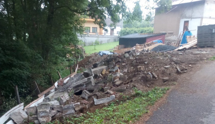 V Desné začala oprava hřbitova. Staré německé náhrobky skončily v zavážce.